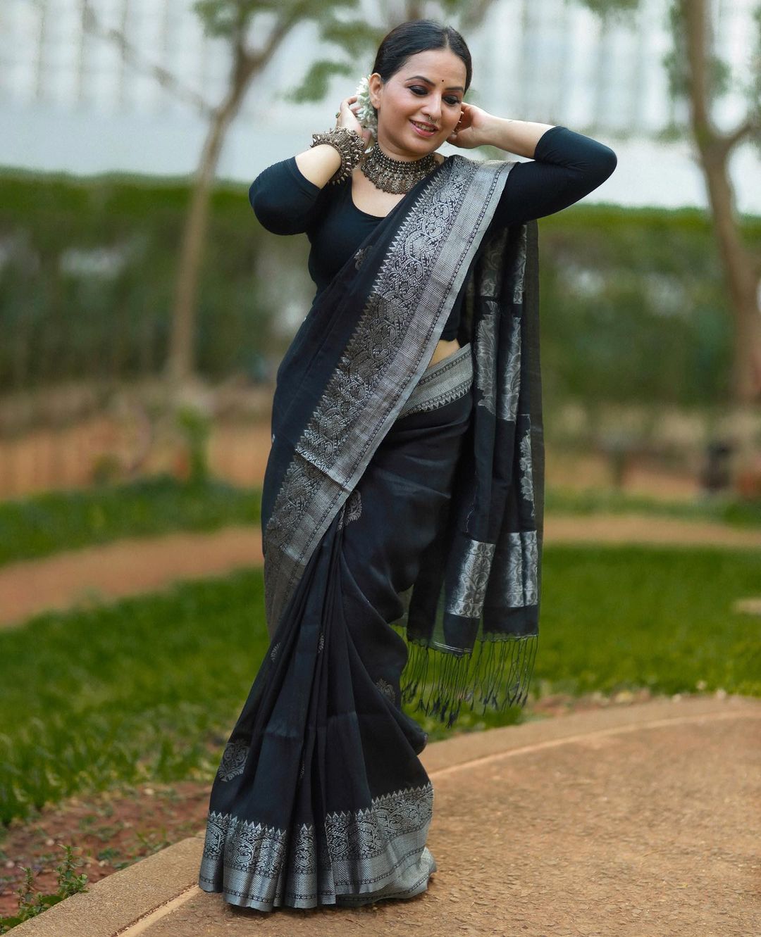 Gorgeous Black Linen Handloom Saree with Banarasi Design - Loomfolks