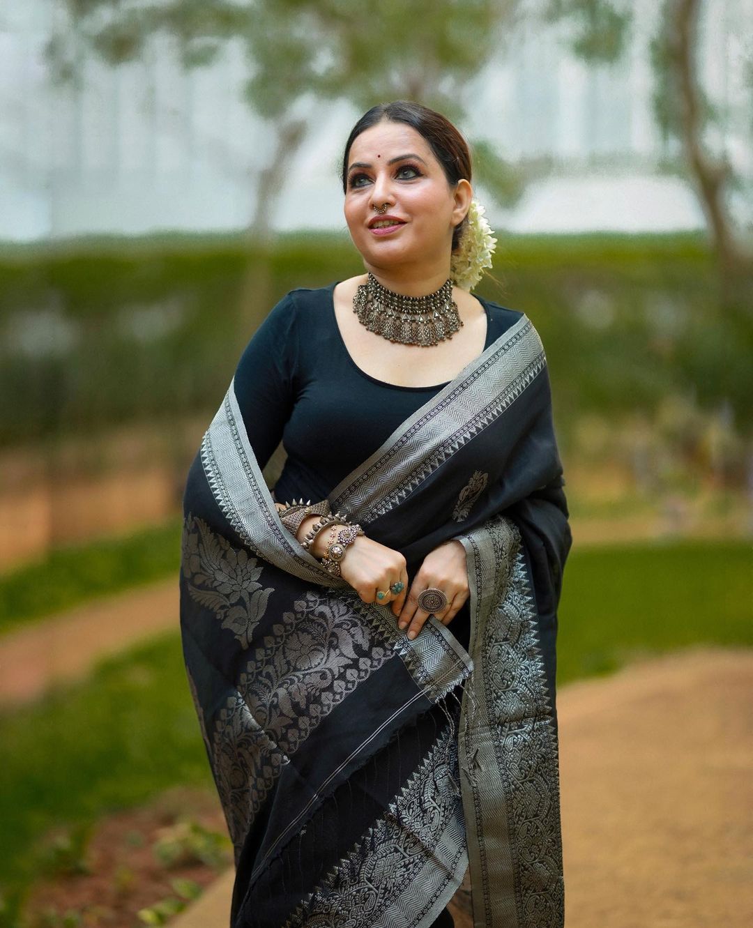 Gorgeous Black Linen Handloom Saree with Banarasi Design4