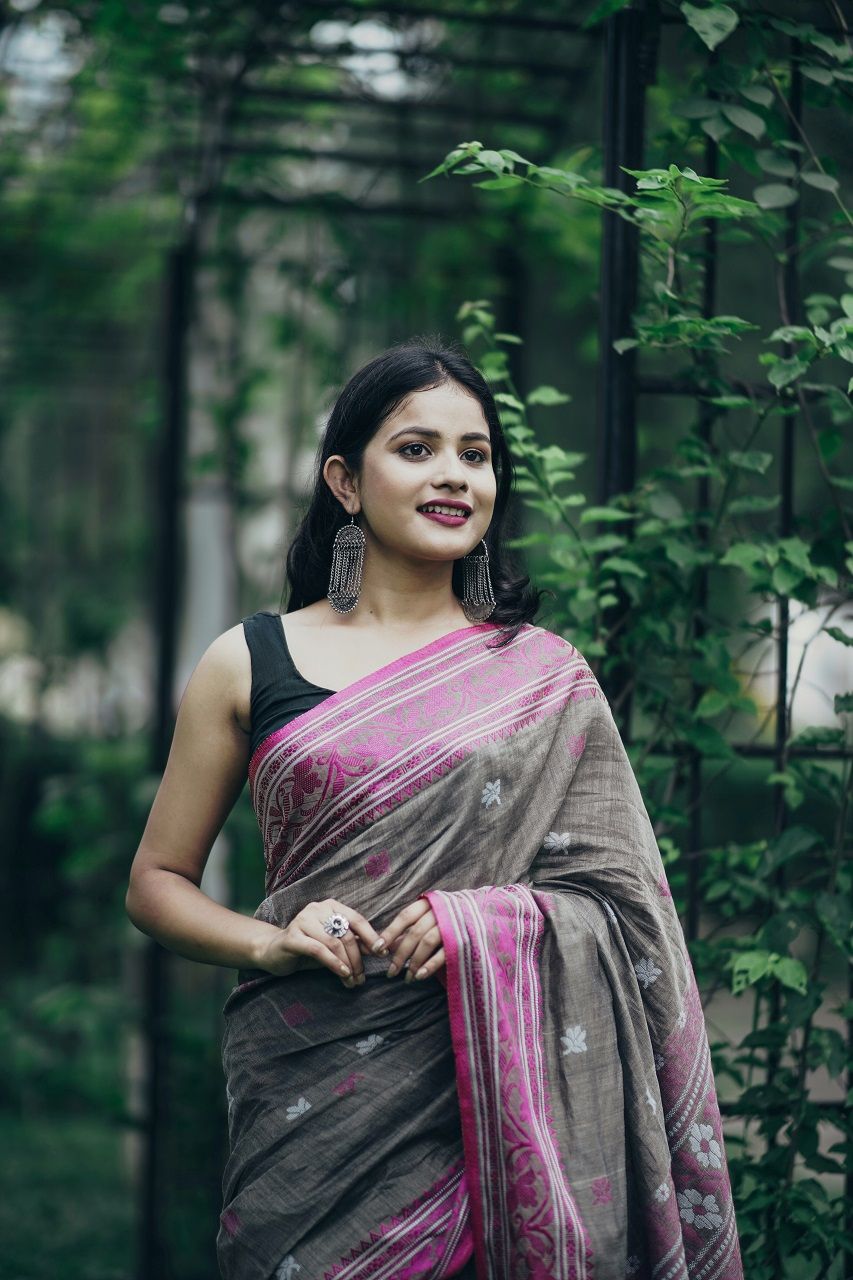 Breathtaking pictures of Aathmika in saree