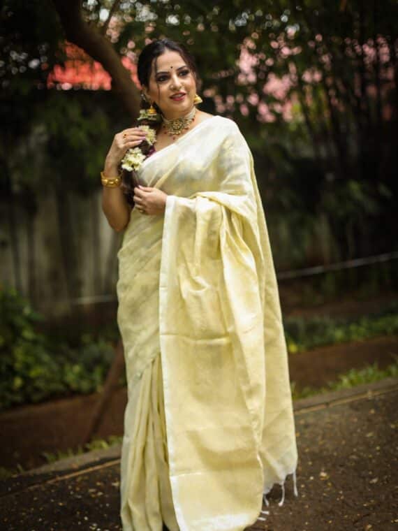 Mesmerizing Onam Special OffWhite Cotton Saree with Floral Zari Weave8