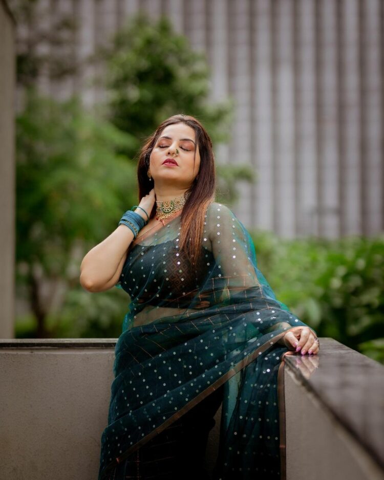 Elegant Peacock Blue Resham Muslin Silk Handwoven Sequins Embeded Saree2