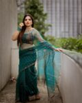 Elegant Peacock Blue Resham Muslin Silk Handwoven Sequins Embeded Saree5