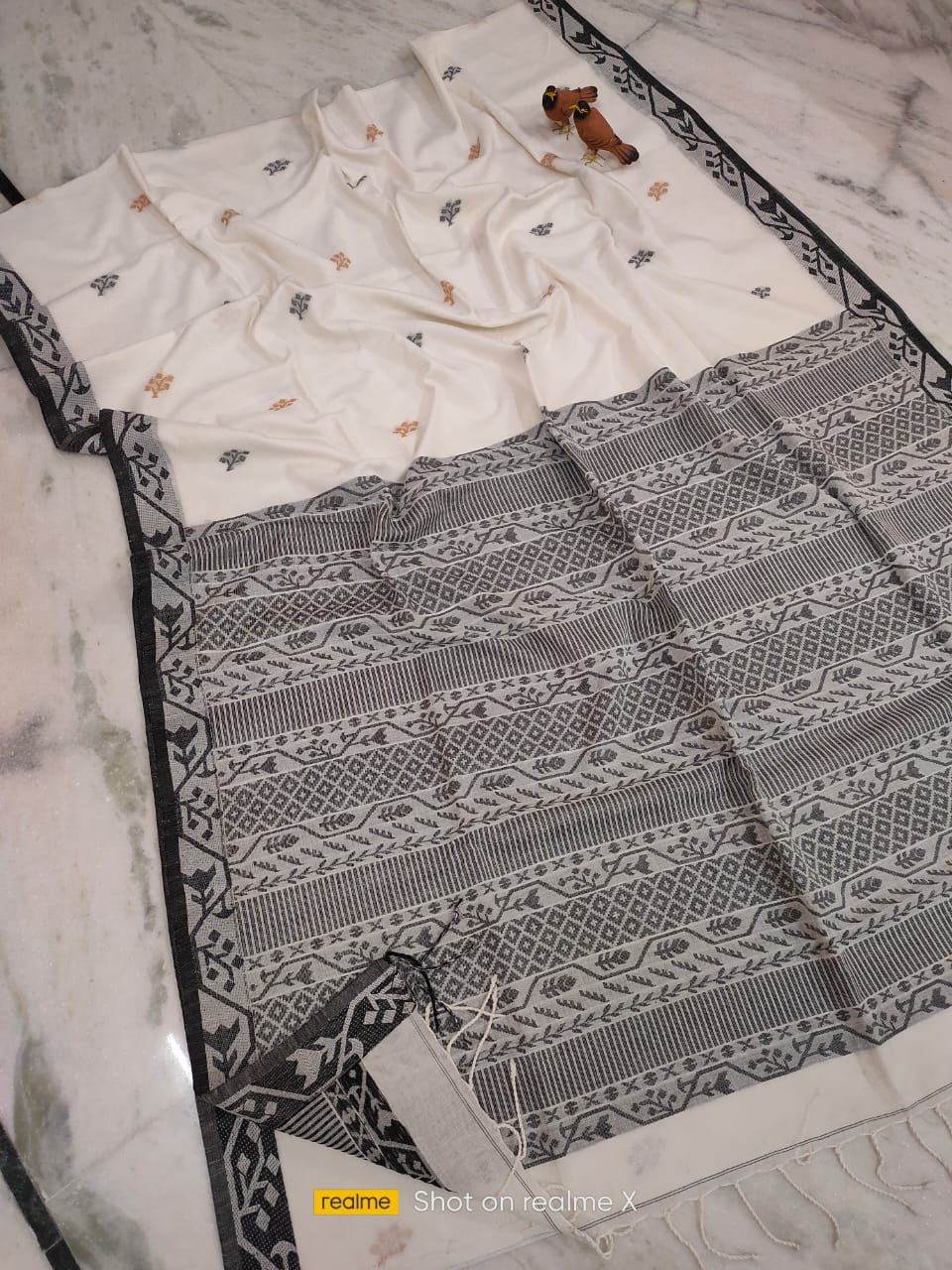 Alluring White Handwoven Cotton Jamdani Saree With Black Border