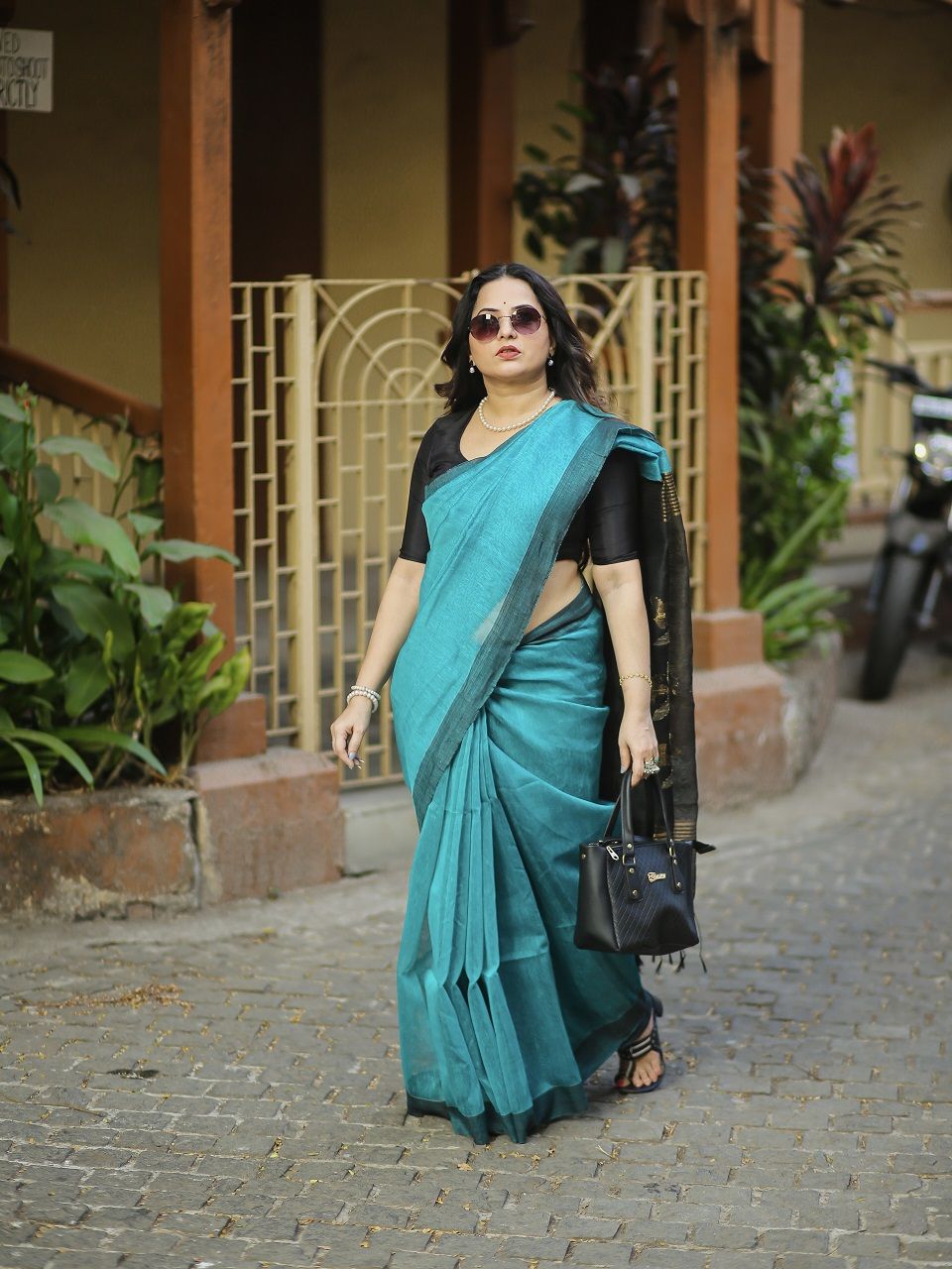 Dark Turquoise Blue Handwoven Linen Silk Saree With Floral Design Pallu9