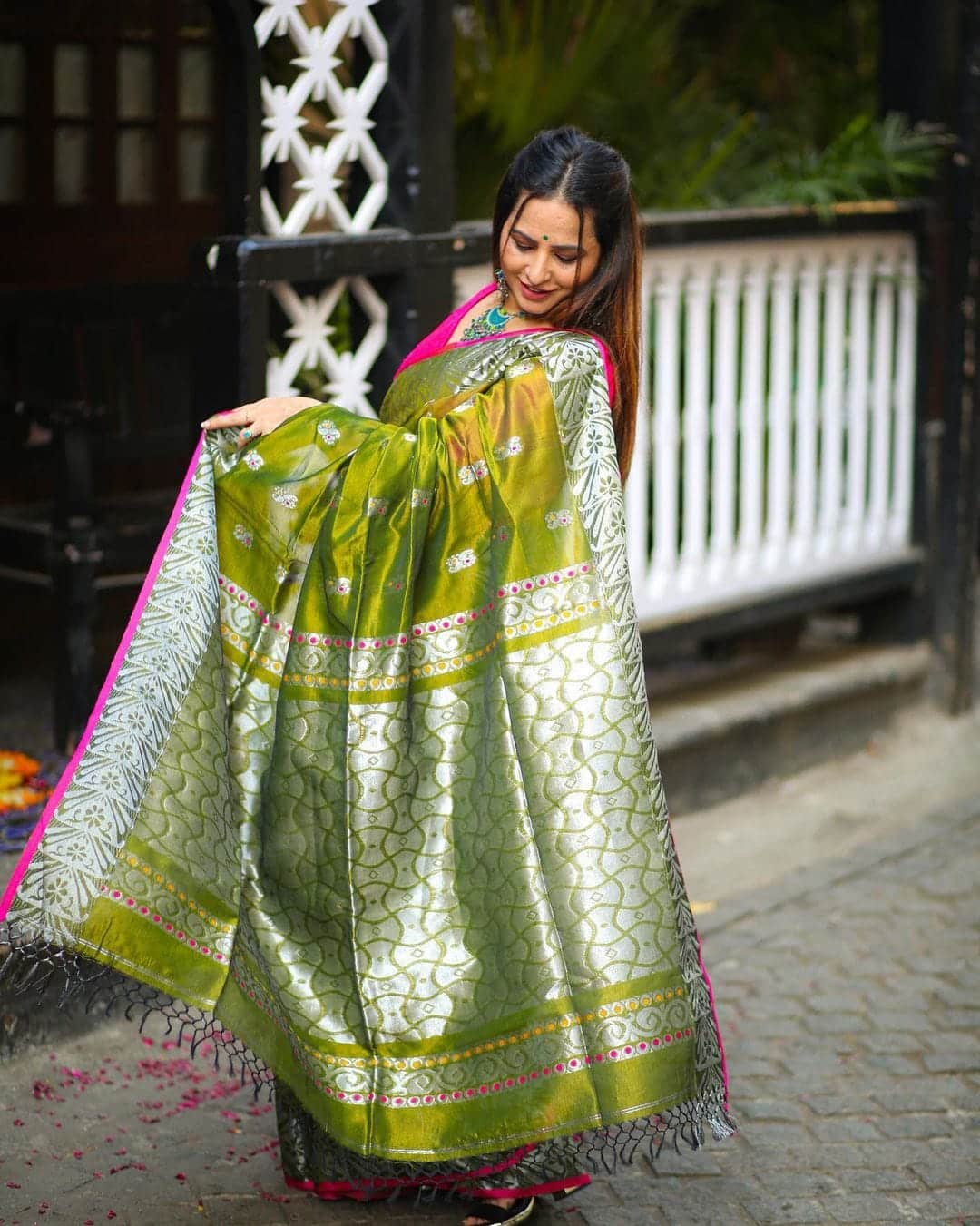 Magnificent Mehendi Green Intricately Handwoven Matka Cotton Silk Saree3