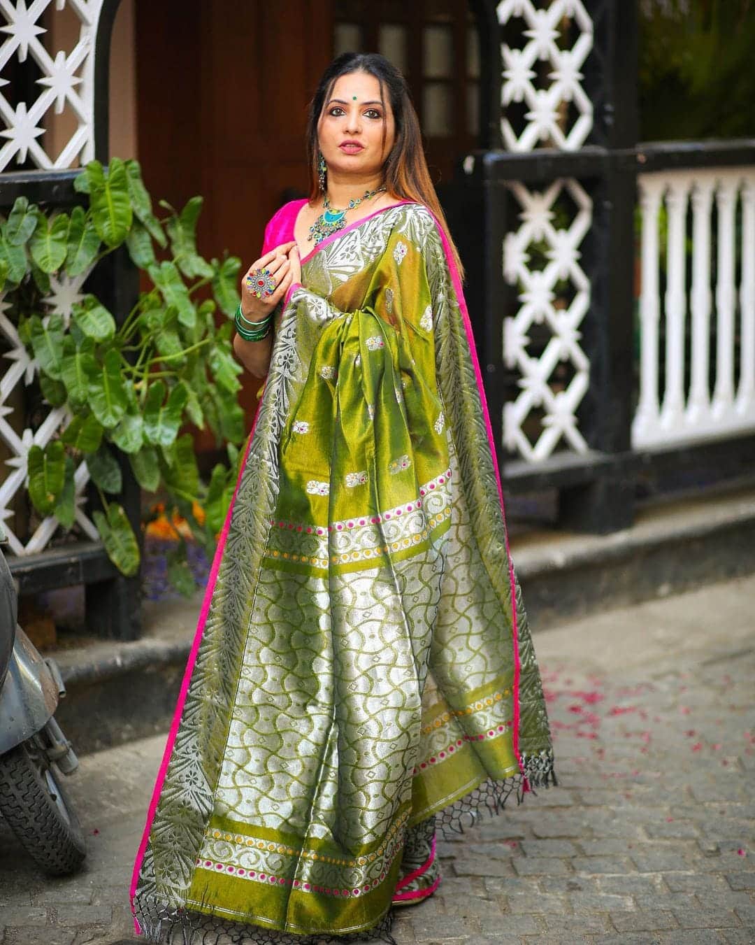 Magnificent Mehendi Green Intricately Handwoven Matka Cotton Silk Saree6