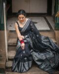 Stunning Black Handwoven Kanjivaram Inspired Linen Cotton Blend Saree3