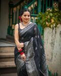 Stunning Black Handwoven Kanjivaram Inspired Linen Cotton Blend Saree5