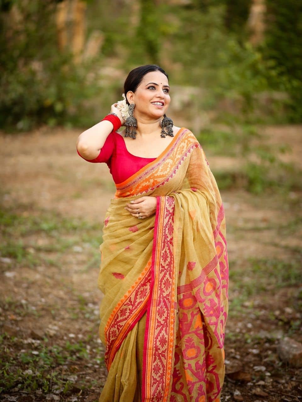 Unique Mellow Yellow Jacquard Weave Linen Saree With Pretty Tassels_7