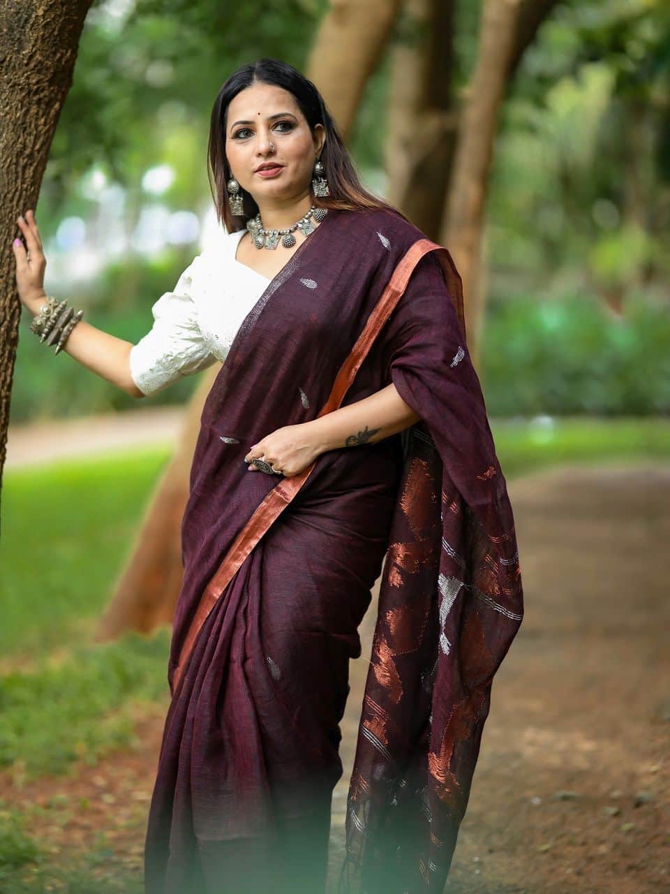 Mesmerizing Maroon Korat Jamdani Linen Saree - Loomfolks