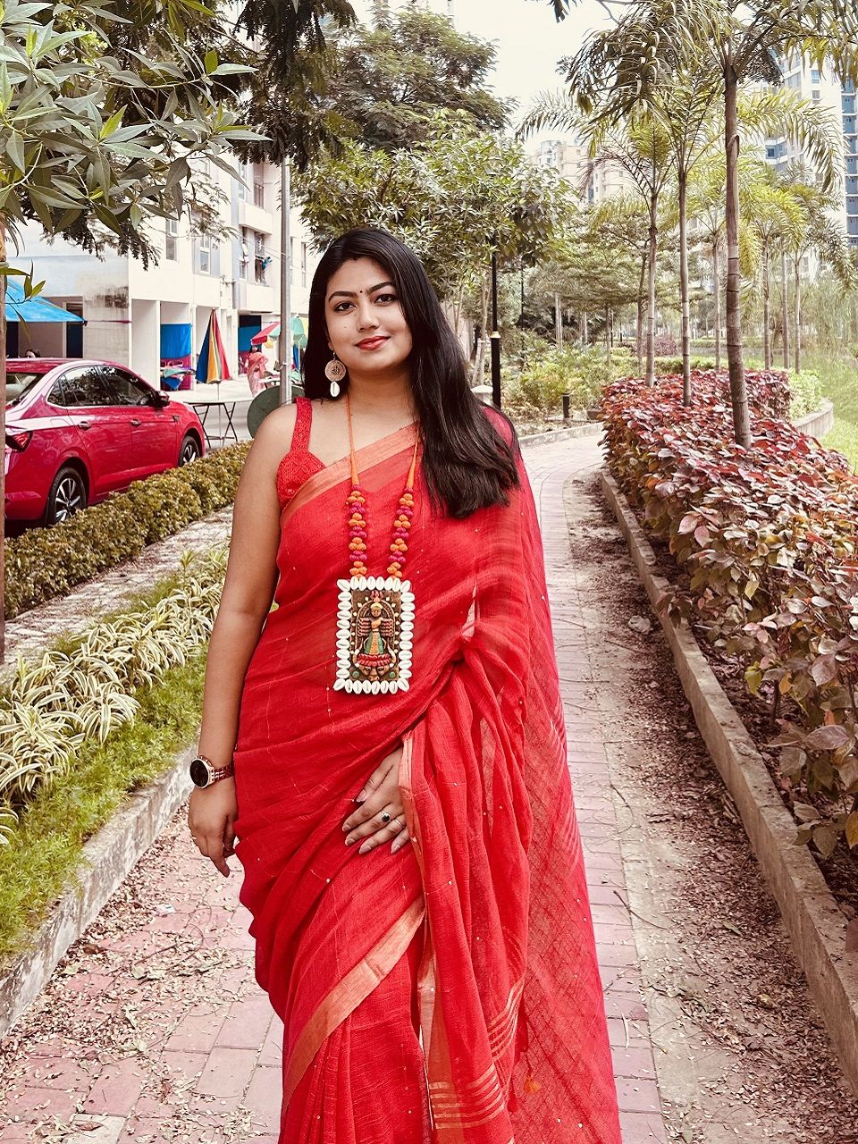 Dazzling Red Handwoven Linen Sequins Saree With Zari Borders3