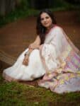 Divine OffWhite Linen Handwoven Jamdani Saree With Thin Borders