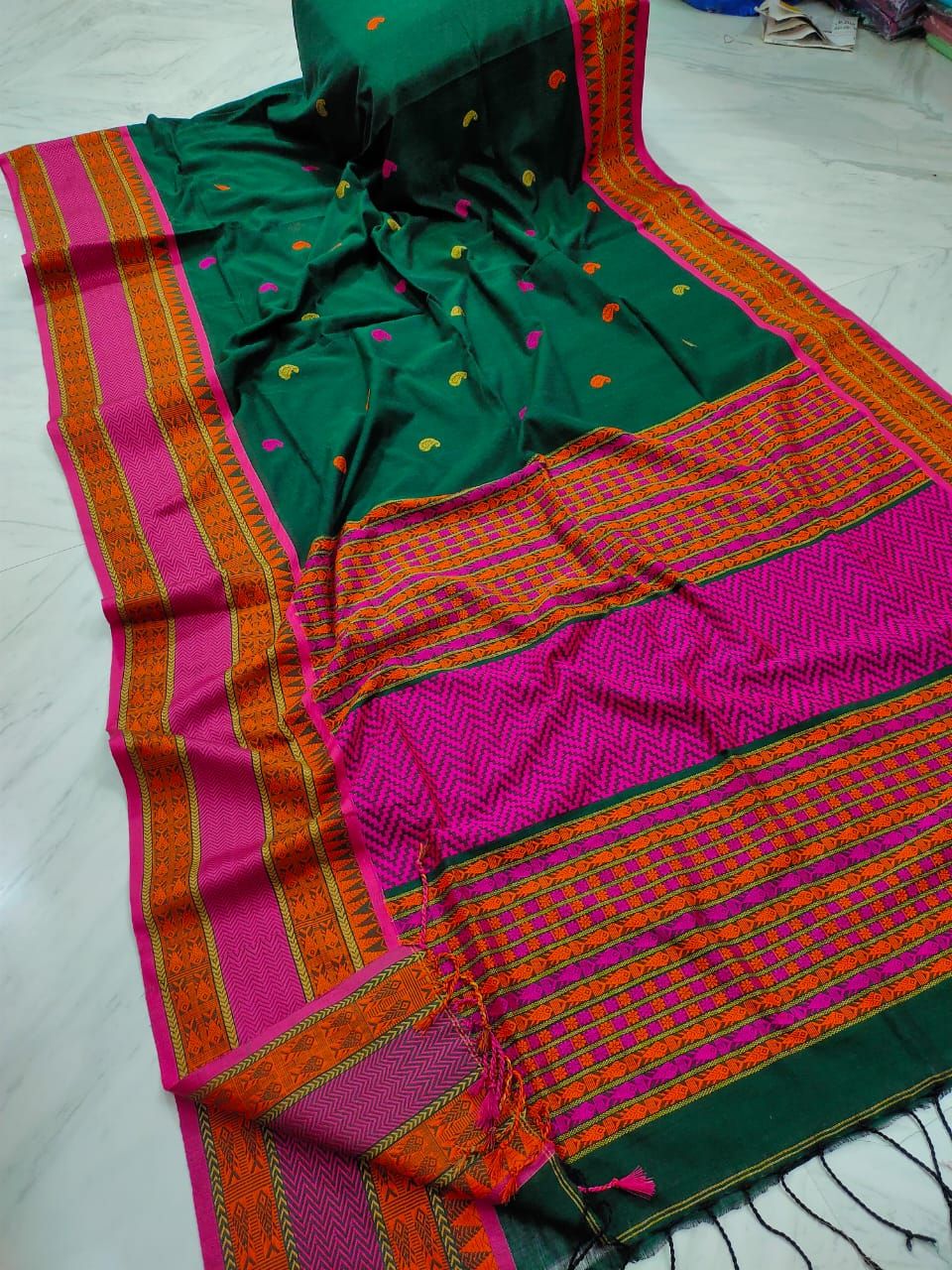 Exquisite Handwoven Cotton Tanchoi Saree With Pink Orange Border