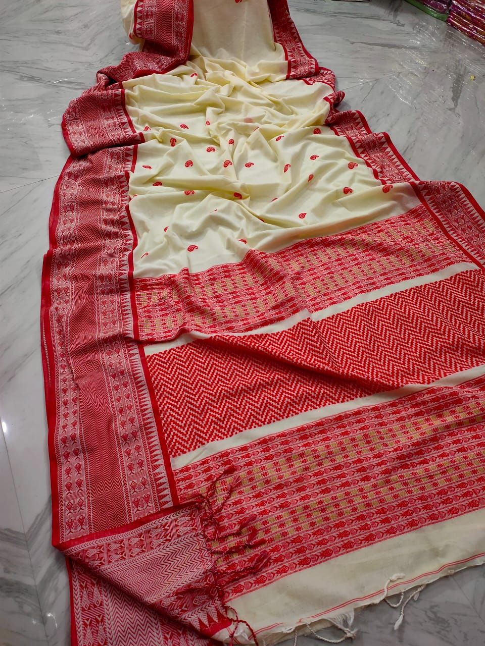 Mesmerizing OffWhite Handwoven Cotton Tanchoi Saree With Red Border