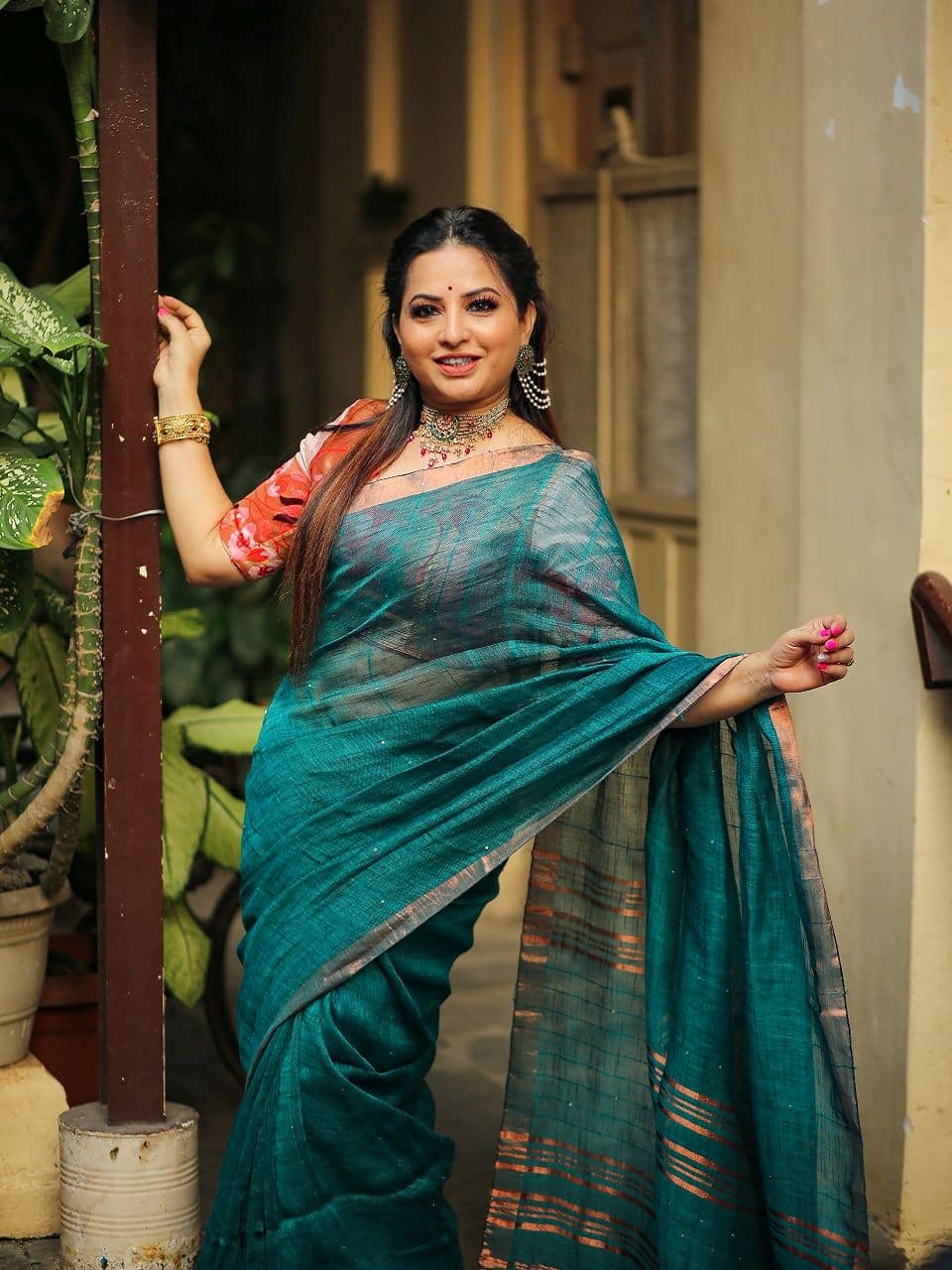 Stunning Peacock Green Handwoven Linen Sequins Saree With Zari Borders2