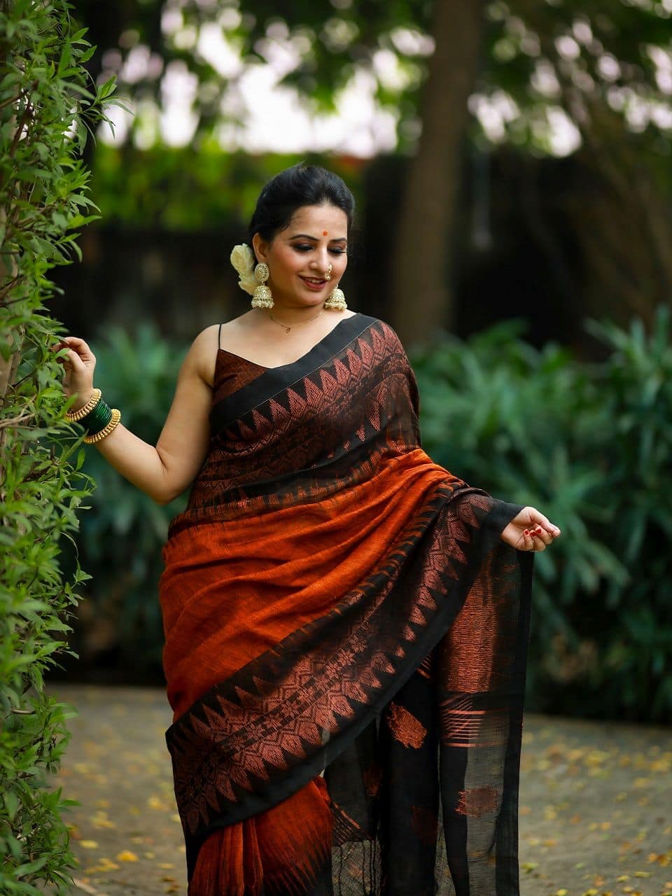 Mesmerizing Rust Black Handwoven Linen Saree With Lotus Design Pallu