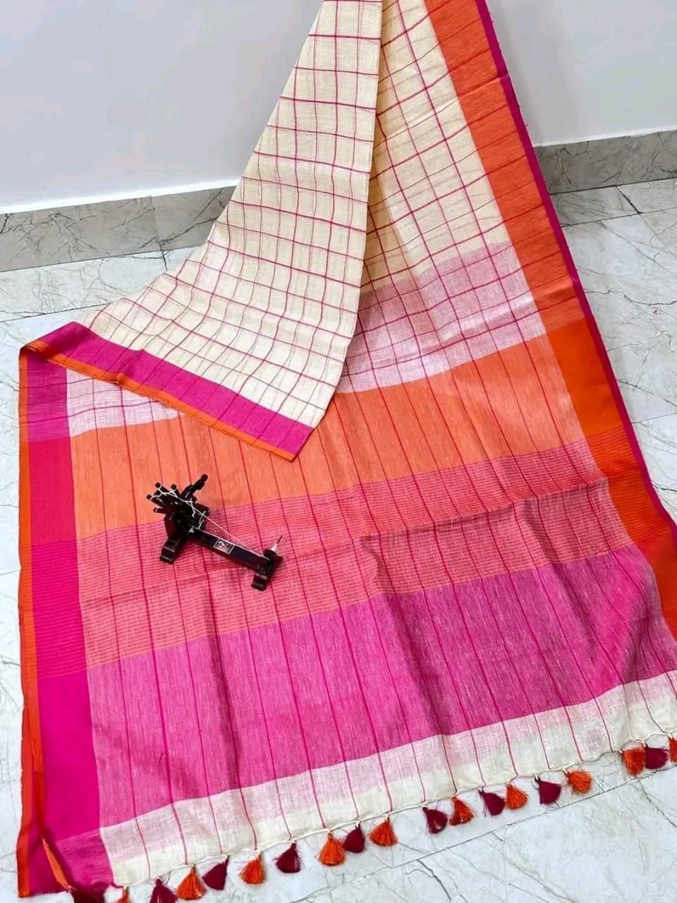 Truly Beautiful Check Design Plain Linen Saree With Contrast Borders