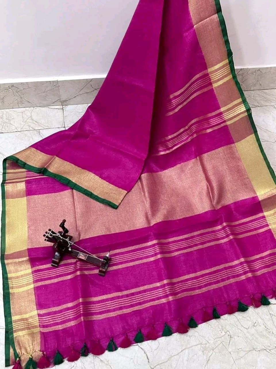 Unbeatable Pink Plain Linen Saree With Golden Green Border For Happy Occassion