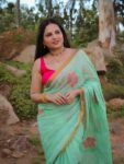 Fresh Green Flower Motif Handwoven Linen Saree With Running Blouse3