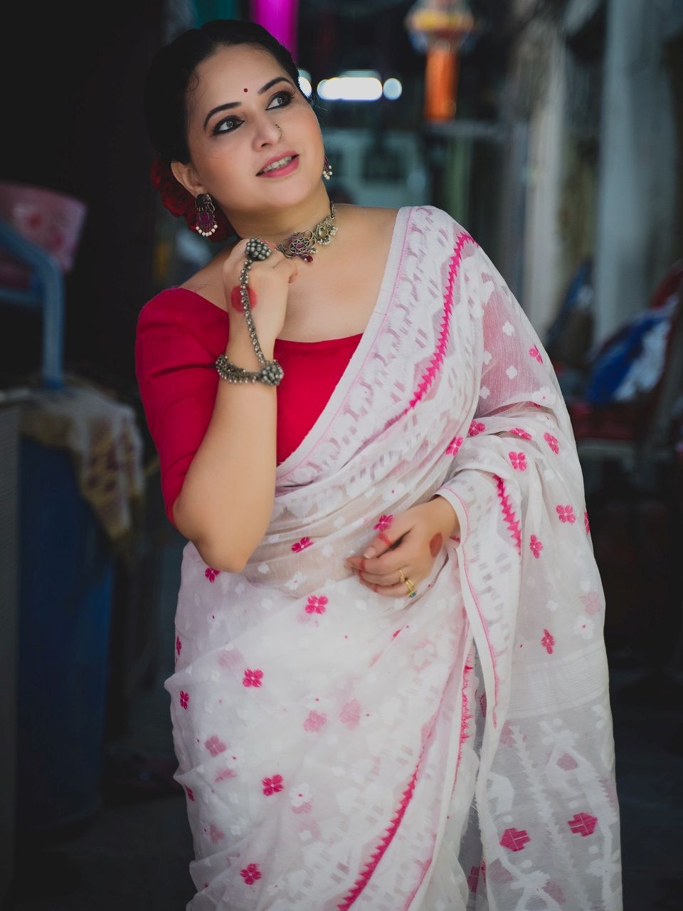 White Dhakai Jamdani Cotton Silk Saree With Blouse Piece4