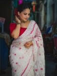 White Dhakai Jamdani Cotton Silk Saree With Blouse Piece