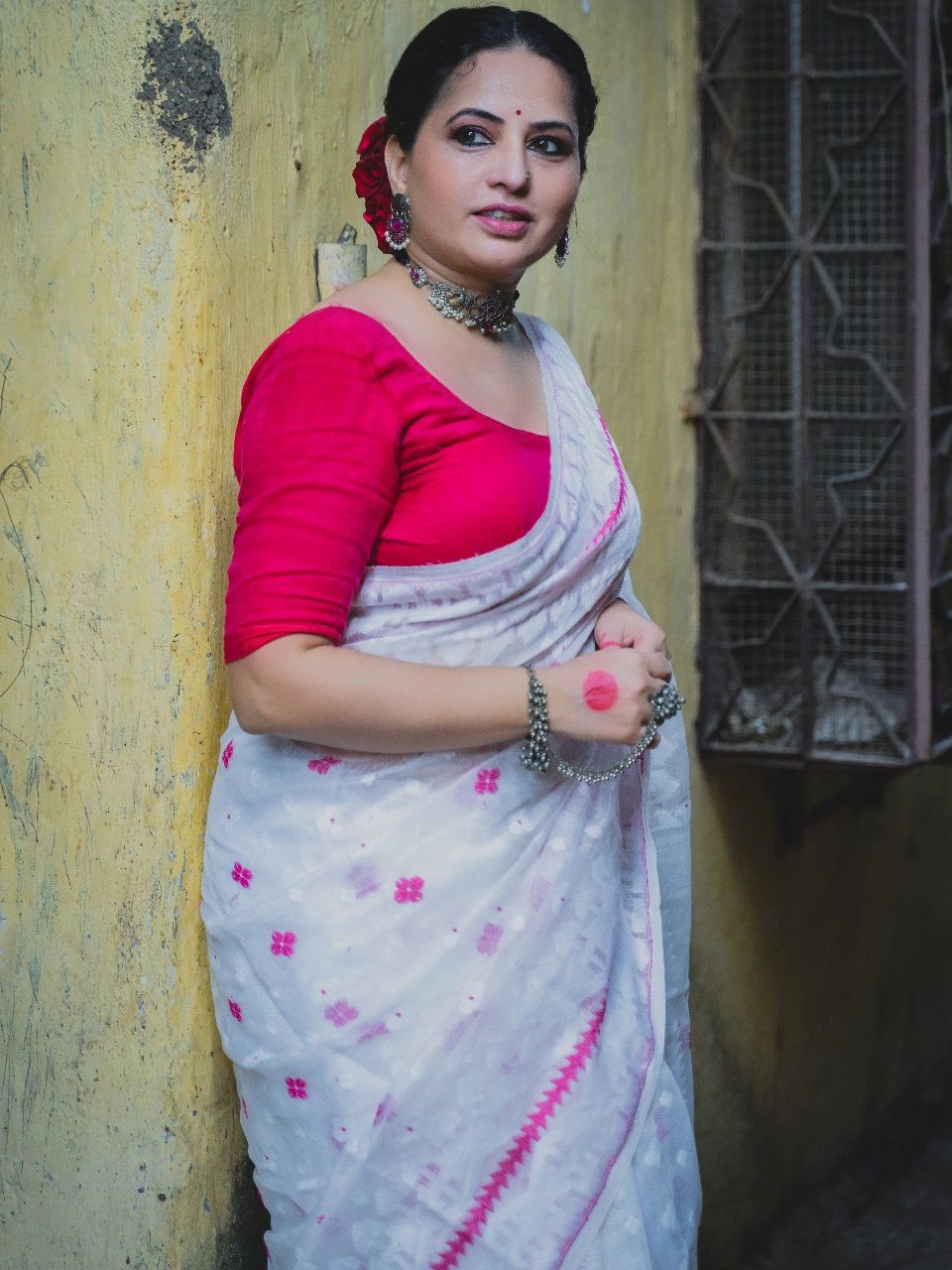 White Dhakai Jamdani Cotton Silk Saree With Blouse Piece