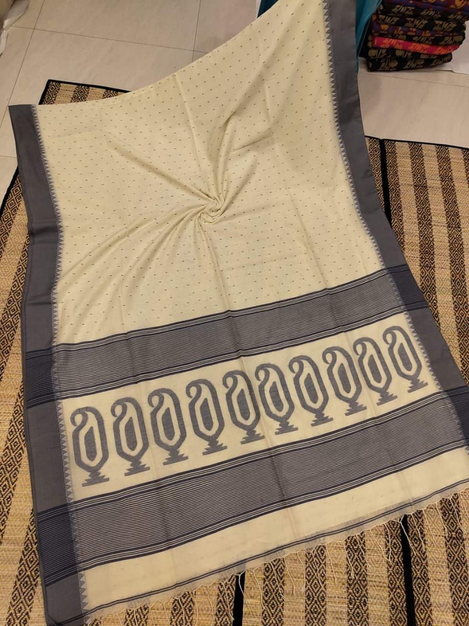 Offwhite Black Cotton Jamdani Saree With Contrast Border