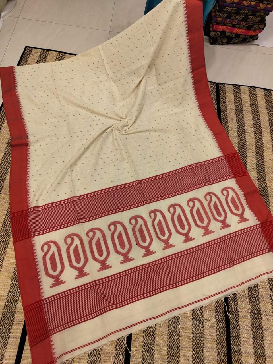 Offwhite Red Cotton Jamdani Saree With Contrast Border