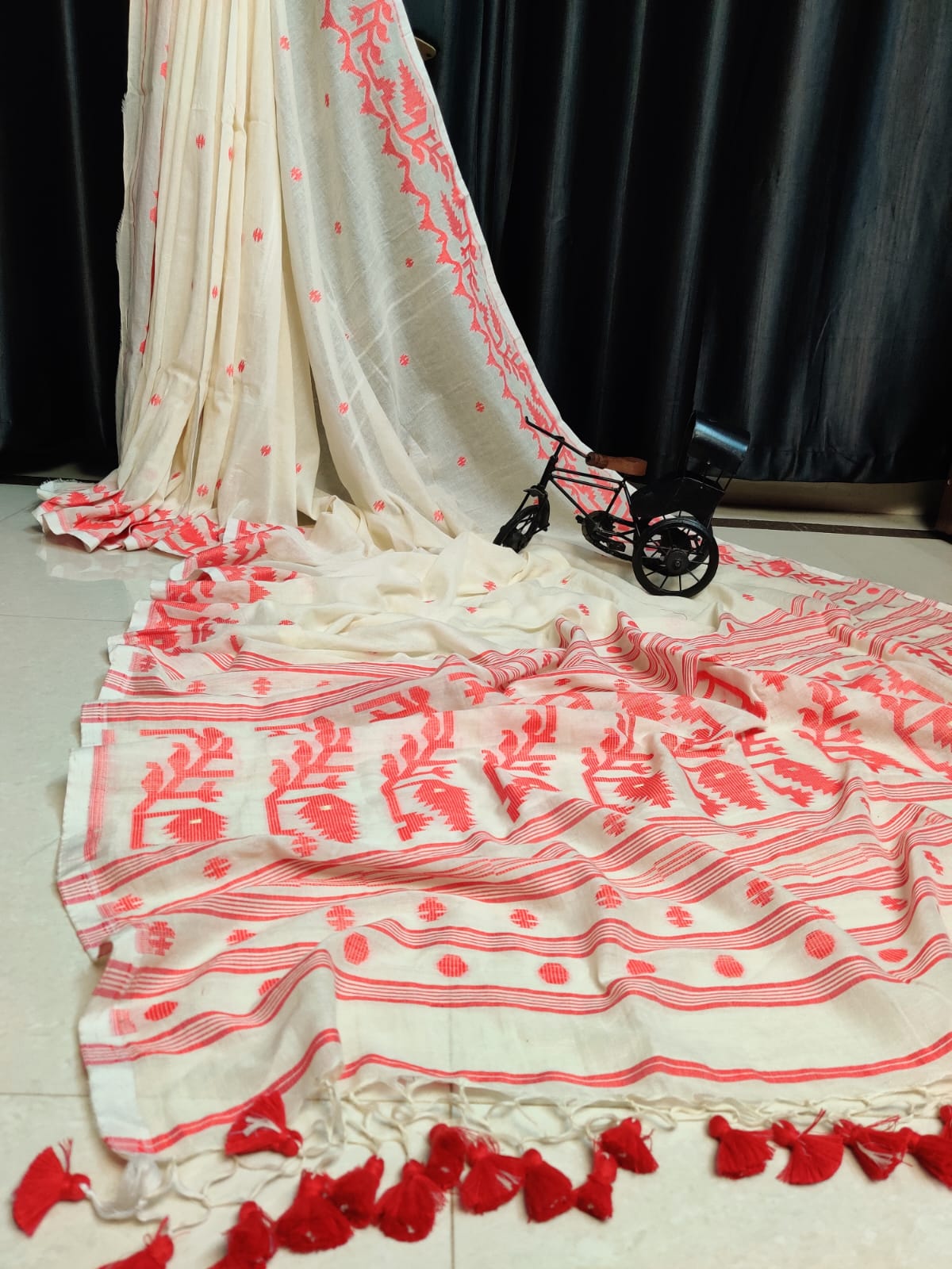 OffWhite Orange Exclusive Mul Cotton Jamdani Saree