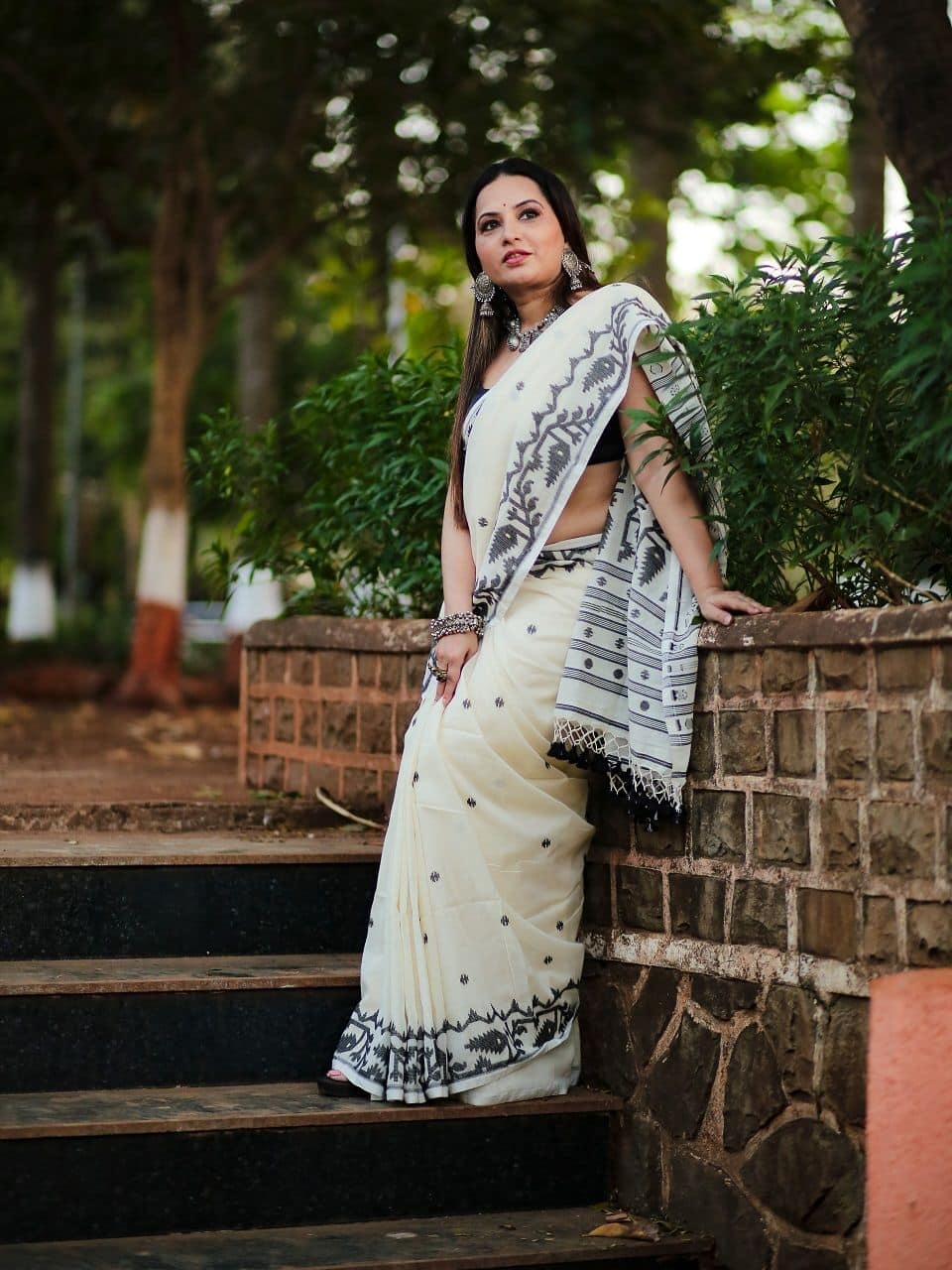 Timeless Beautiful Off White Exclusive Mul Cotton Jamdani Saree