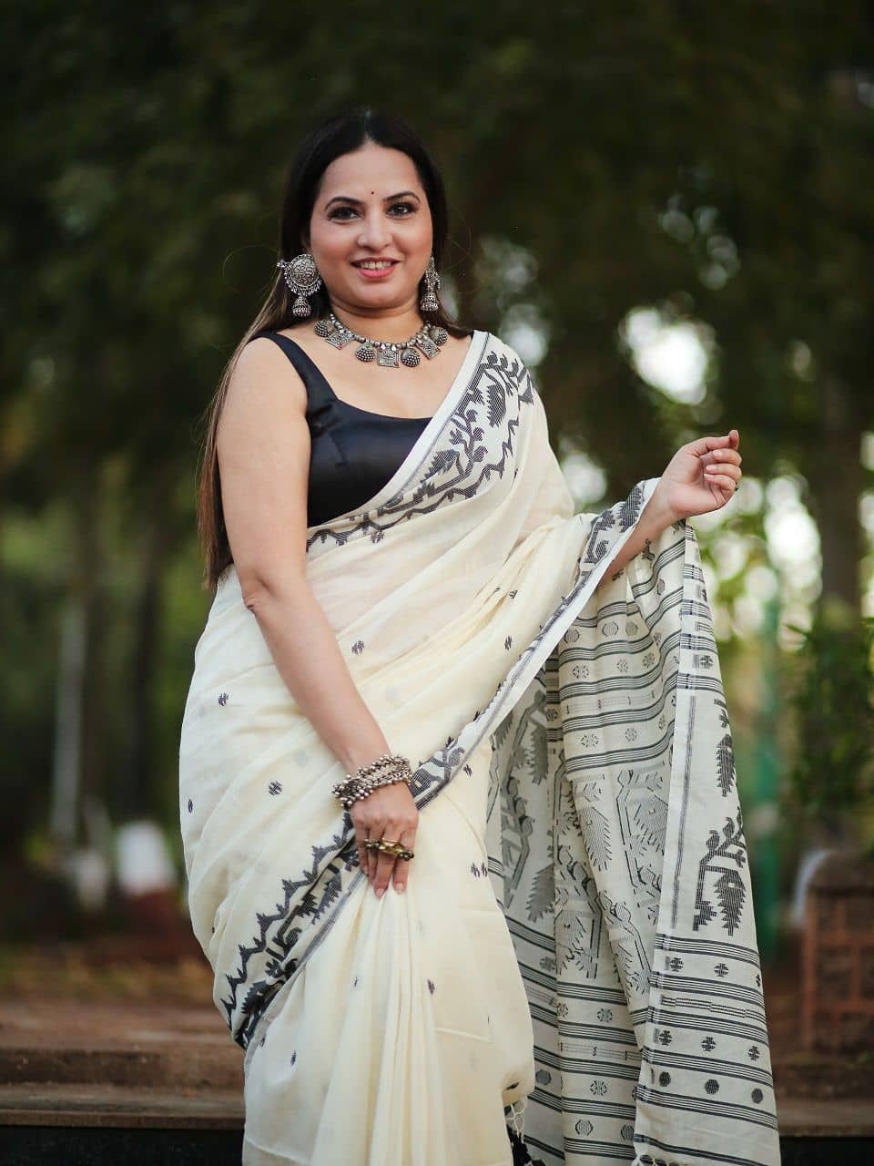 Timeless Beautiful Off White Exclusive Mul Cotton Jamdani Saree8