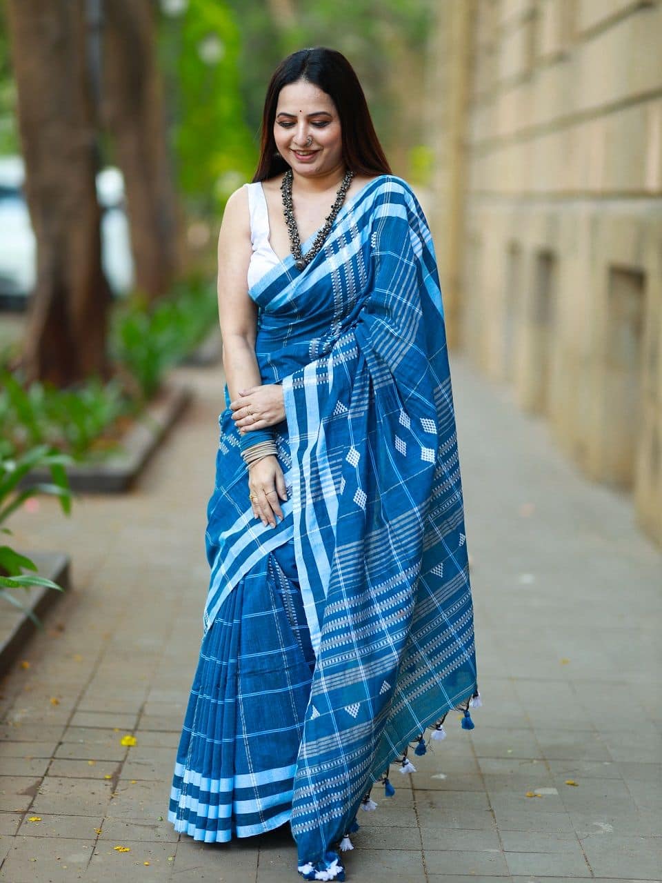 Beautiful Blue Handwoven Cotton Saree With Running Blouse2