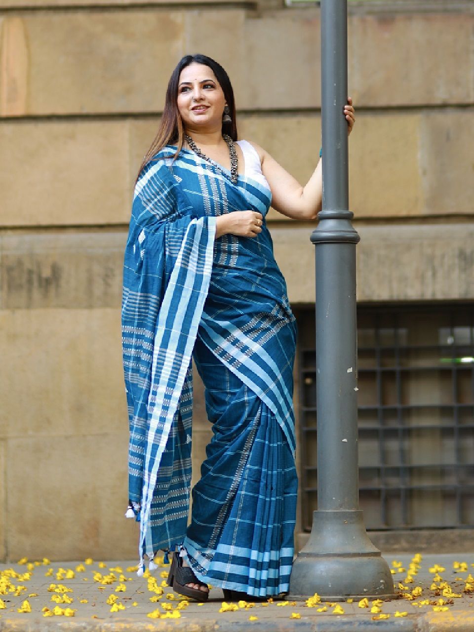https://www.loomfolks.com/product/beautiful-blue-handwoven-cotton-saree-with-running-blouse/