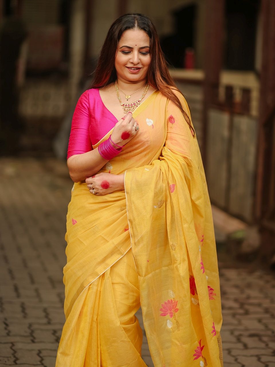 Golden Yellow Tissue Linen Handloom Lotus Motif Saree9