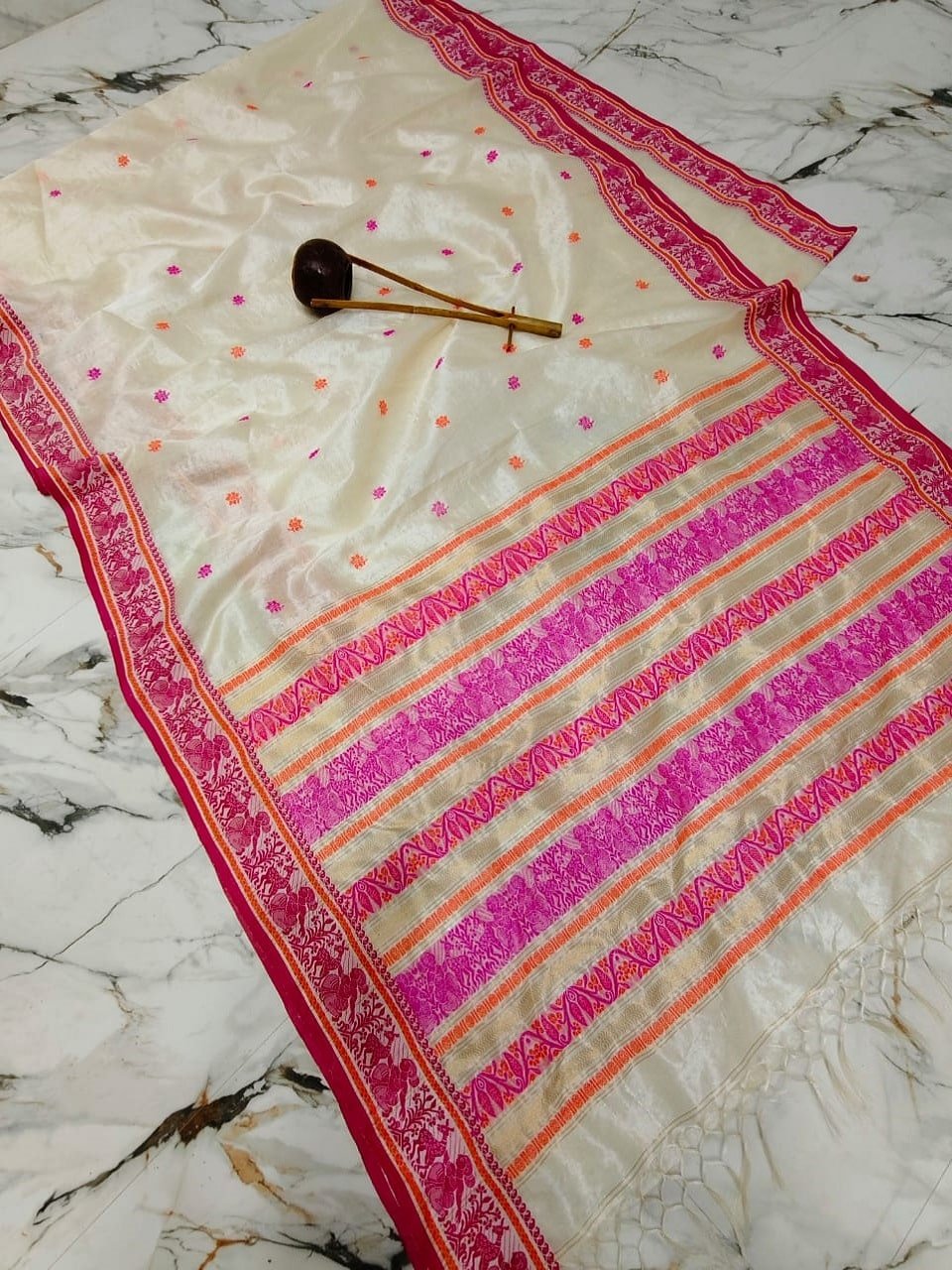 Divine Off White Pure Gacchi Tussar Baluchuri Saree Divine Off White Pure Gacchi Tussar Baluchuri Saree