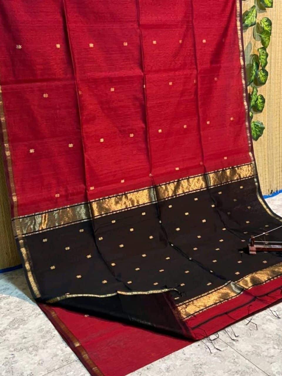 Attractive Red Black Cotton Silk Saree With Lovely Thin Borders Attractive Red Black Cotton Silk Saree With Lovely Thin Borders