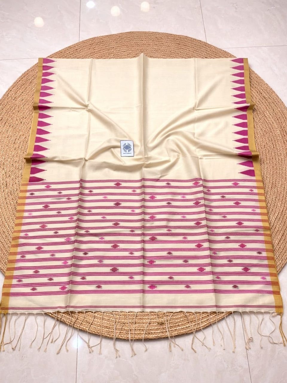 OffWhite Pink Handloom Premium Cotton Needle Work Jamdani Saree OffWhite Pink Handloom Premium Cotton Needle Work Jamdani Saree