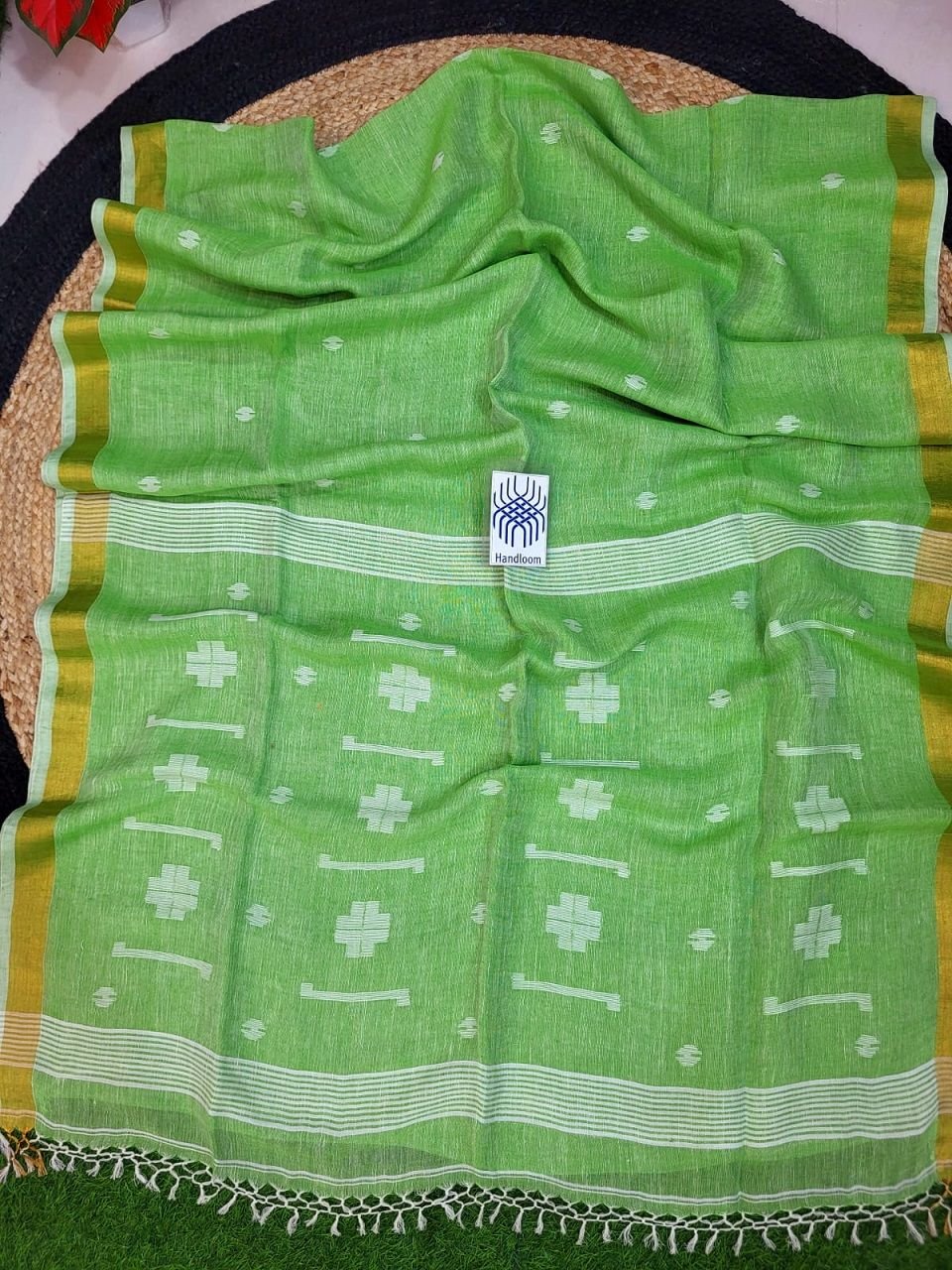 Parrot Green Jamdani Pure Linen Handwoven Saree Parrot Green Jamdani Pure Linen Handwoven Saree