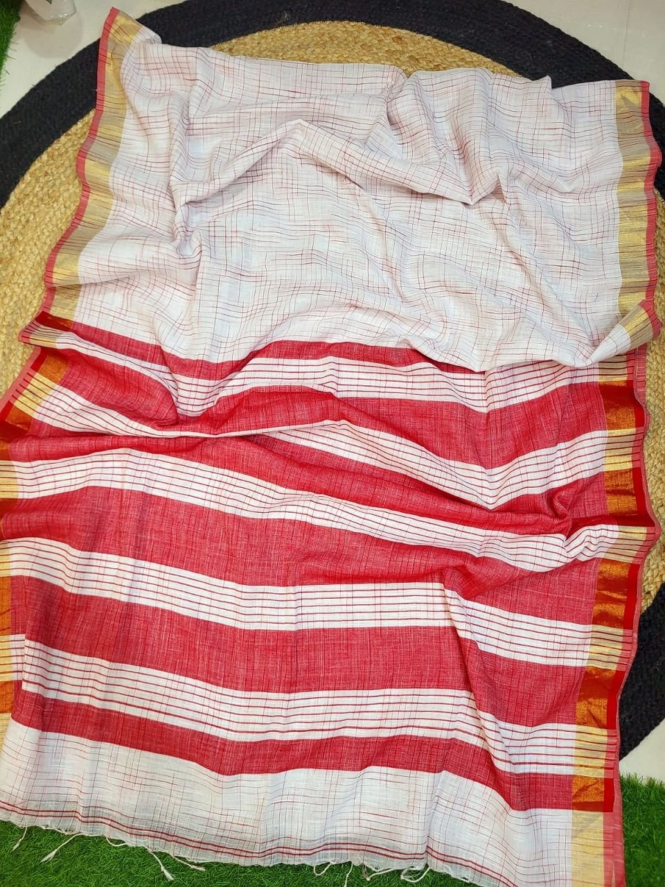 White Red Kotki Cotton Saree With Running Blouse White Red Kotki Cotton Saree With Running Blouse