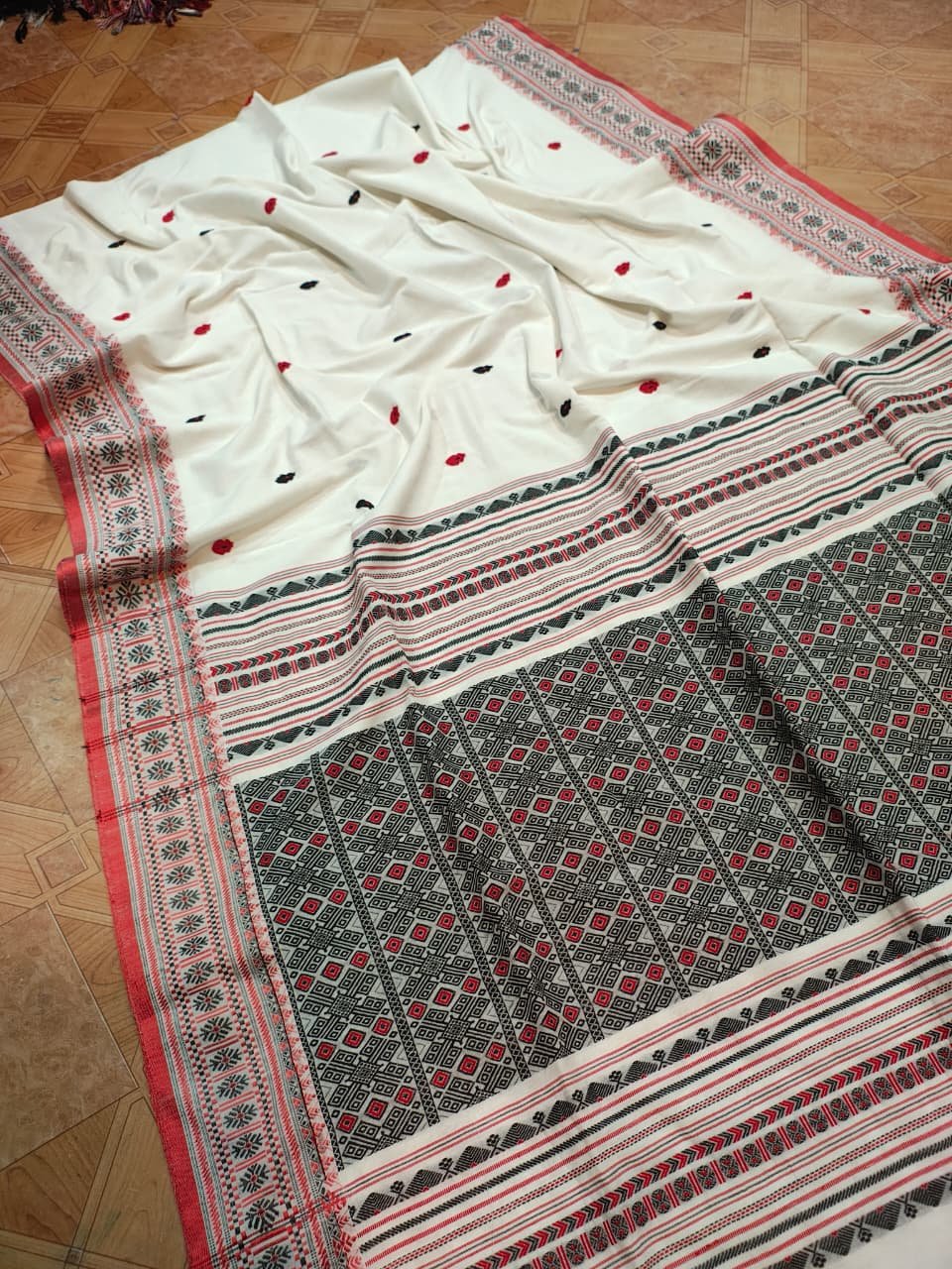 White Black Pure Cotton Assam Jamdani Saree With Blouse Piece White Black Pure Cotton Assam Jamdani Saree With Blouse Piece