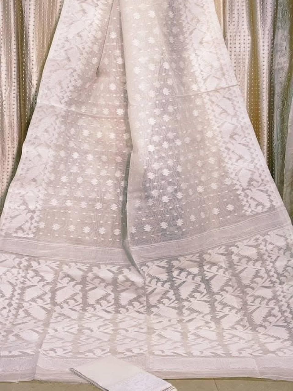 Mudgrey White Dhakai Jamdani Saree With Running Blouse Mudgrey White Dhakai Jamdani Saree With Running Blouse