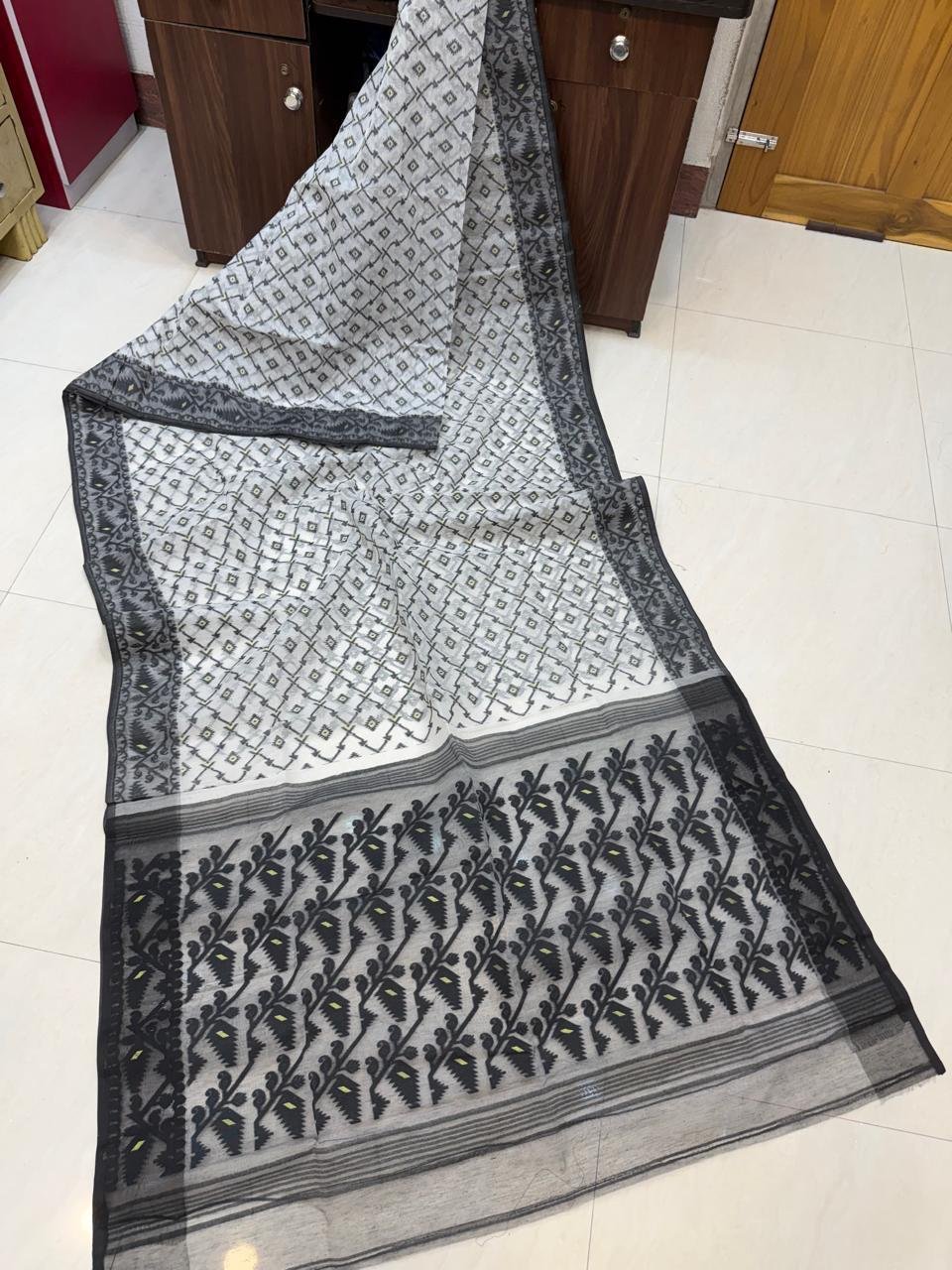 White Black Dhakai Jamdani Semi Polished With Blouse Piece White Black Dhakai Jamdani Semi Polished With Blouse Piece